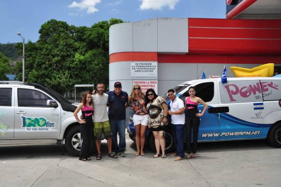 Foto com a equipe da rádio que entrevistou a Ana em um posto de San Pedro Sula, em Honduras